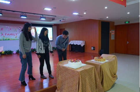 新进教师切蛋糕 新进教师切蛋糕