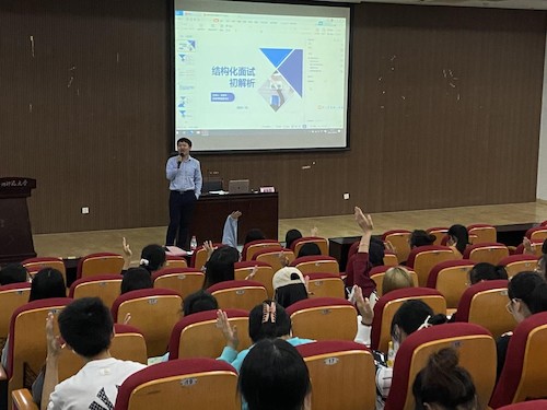 pg电子试玩
举办“就业导航”系列讲座第三讲